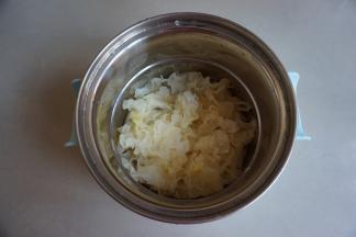 将银耳用清水浸透泡发1个半小时，银耳去蒂并切成小块，这样才能煮出更多的胶质，放入东菱早餐机的煮锅里