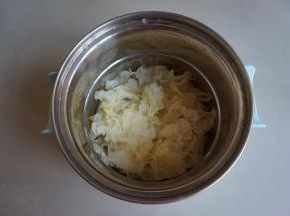 将银耳用清水浸透泡发1个半小时，银耳去蒂并切成小块，这样才能煮出更多的胶质，放入东菱早餐机的煮锅里