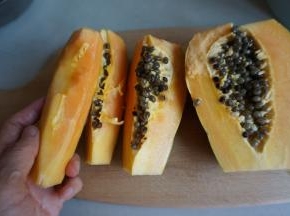 选择不是太熟也不是太生的木瓜，木瓜去瓤、去皮