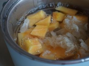 倒入适量的清水