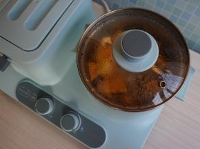 盖上锅盖，煮沸后转小火继续煮1个半小时