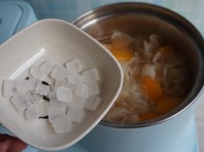 最后倒入冰糖，煮至融化