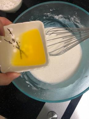 加入隔水融化的黄油搅拌均匀。