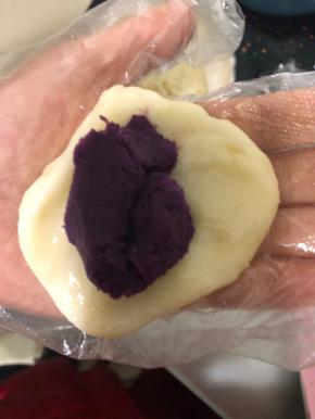 包上紫薯馅。