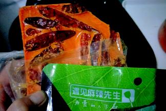 首先打开遇见麻辣先生火锅底料 
色泽诱人 香浓麻辣味扑鼻而来
真的超大量，像我这种吃不了太辣的可以用来煮好多次火锅呢。