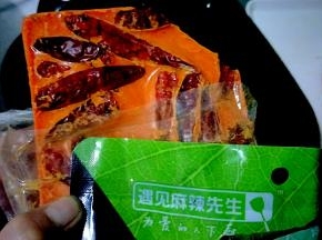首先打开遇见麻辣先生火锅底料 
色泽诱人 香浓麻辣味扑鼻而来
真的超大量，像我这种吃不了太辣的可以用来煮好多次火锅呢。