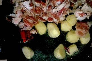 倒入清水，放入羊肉和土豆开大火煮开