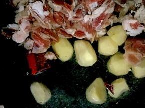 倒入清水，放入羊肉和土豆开大火煮开