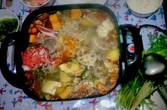 煮开后按自己喜欢的顺序加入其他配菜即可
遇见麻辣先生，麻辣酵素火锅底料，味道太好闻啦，让人忍不住流口水了呢。