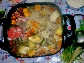 煮开后按自己喜欢的顺序加入其他配菜即可
遇见麻辣先生，麻辣酵素火锅底料，味道太好闻啦，让人忍不住流口水了呢。