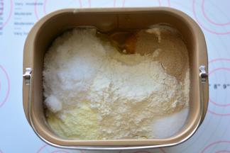 原材料按照先液体，后粉类，上层糖、盐的顺序放入面包桶中，启动IMIX程序20分钟，揉至面团光滑，加入软化的黄油，再开启一个程序，面团能拉出薄就可以了