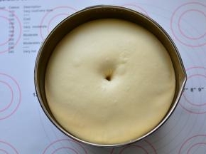 揉好的面团，放在盆中盖保鲜膜进行基础发酵，面团发酵到1.5-2倍大，手指沾面粉戳一个洞，不回缩、不塌陷，发酵完成。