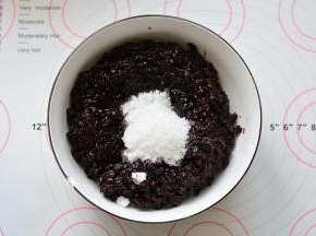 紫米饭加入适量的糖搅拌均匀备用