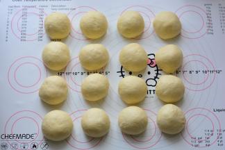 醒发好的面团揉圆，醒发10分钟