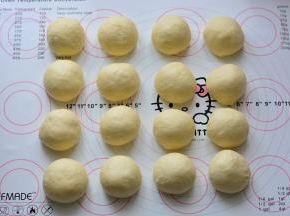 醒发好的面团揉圆，醒发10分钟