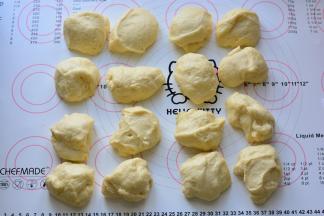 发酵好的面团，平均分成16份揉圆，醒发10分钟