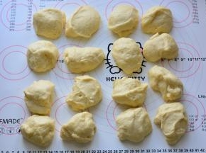 发酵好的面团，平均分成16份揉圆，醒发10分钟