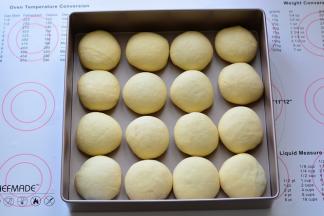 依次把所有的面团全部包入紫米饭，放在烤箱里进行发酵