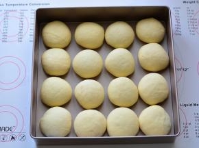 依次把所有的面团全部包入紫米饭，放在烤箱里进行发酵