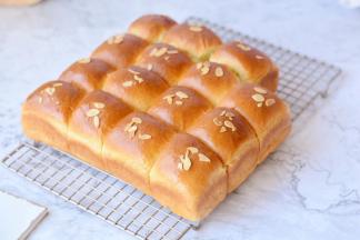 放入预热好的烤箱，中下层上下管180度烘烤30分钟左右出炉，晾凉就可以食用了