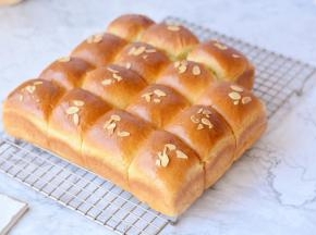 放入预热好的烤箱，中下层上下管180度烘烤30分钟左右出炉，晾凉就可以食用了