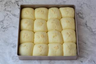 发酵至两倍大即可，表面撒上杏仁片，如果不喜欢，可以换成芝麻