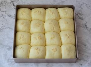 发酵至两倍大即可，表面撒上杏仁片，如果不喜欢，可以换成芝麻