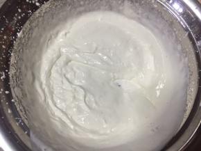 淡奶油加入白砂糖用电动打蛋器打发至5分发，有纹路状态
