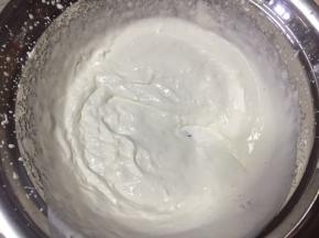 淡奶油加入白砂糖用电动打蛋器打发至5分发，有纹路状态