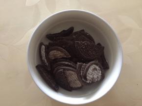 先做饼干底，将奥利奥用擀面棒碾碎，或者放入保鲜袋中碾碎