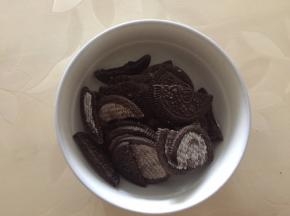 先做饼干底，将奥利奥用擀面棒碾碎，或者放入保鲜袋中碾碎