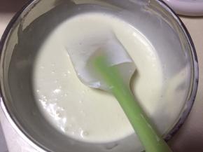 将淡奶油和之前做好的白巧克力混合搅拌均匀，慕斯液就做好了