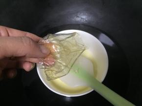 将泡软的吉利丁片倒去水份，放入纯牛奶白巧克力中，趁余温将吉利丁片搅拌融化