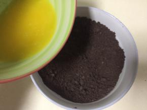 黄油融化成液体倒入饼干中搅拌均匀