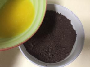 黄油融化成液体倒入饼干中搅拌均匀