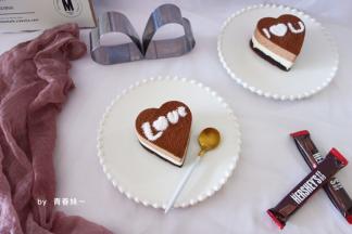 表面筛上可可粉和糖粉做装饰