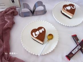 表面筛上可可粉和糖粉做装饰