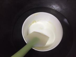 倒入纯牛奶搅拌均匀