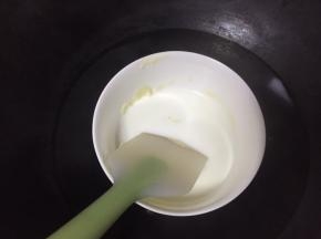 倒入纯牛奶搅拌均匀