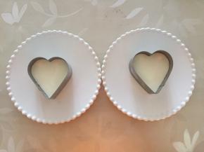 倒入模具中，放入冰箱冷藏10分钟，冬天很快就凝固了，紧接着就做黑巧克力慕斯，做法也是一样