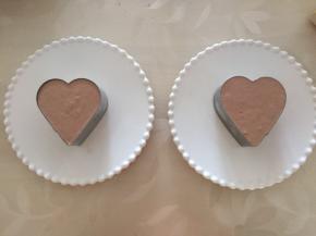 黑巧克力慕斯做好后，倒入模具中，放入冰箱冷藏两小时以上