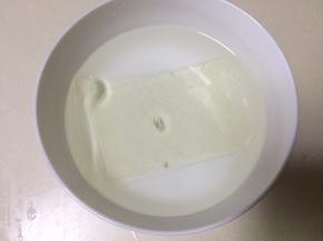 现在先做白巧克力慕斯，将吉利丁片泡冷水中，大概几分钟吉利丁片就会变软