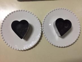 倒入模具中压平