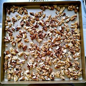 将核桃仁烤熟，和熟黑芝麻一起放烤箱，开发酵功能保温备用