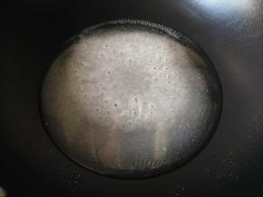 将白糖加入水，放入不粘锅，开小火熬煮