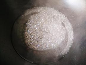 煮至糖水呈微黄色
