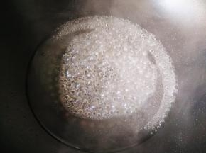 煮至糖水呈微黄色