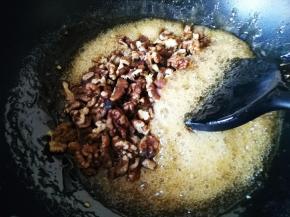 加入核桃仁，迅速搅拌均匀