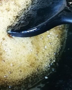 小火煮至焦糖色，呈小泡，用筷子蘸点糖浆放入凉开水中，糖变脆即可关火