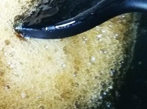 小火煮至焦糖色，呈小泡，用筷子蘸点糖浆放入凉开水中，糖变脆即可关火